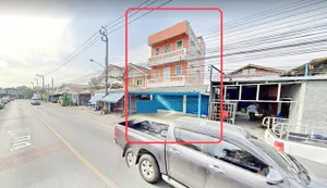 วัดศรีประวัติ ติดถนนใหญ่ ตรงปก ตลาดพระเงิน ลานจอดรถ ให้เช่า โชว์รูม อาคารพาณิชย์ 3 ชั้น 2นอน 3น้ำ หลังคาหน้าอาคาร 27 ตรว. 2นอน 3น้ำ 