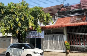 ขาย 🏠 ทาวน์เฮ้าส์ 3 ชั้น เคหะห้าแยกปากเกร็ด (เคหะชุมชนนนทบุรี 1) ราคาสุดคุ้ม 5 ล้านค่ะ ต่อเติมแล้วพร้อมอยู่ หรือเปิดร้าน/เปิดออฟฟิศได้ เพื่อนบ้านใจดี