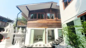 A9MG3058 ให้เช่า  Guest House มี  5 ห้องนอน 6 ห้องน้ำ  1 ห้องครัว   ให้เช่าราคา  85,000 บาทต่อเดือน  ขนาดที่ดิน   200     ตรว.  