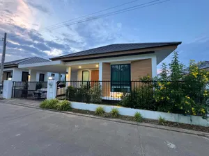 AHD1694 ให้เช่าบ้านเดี่ยวชั้นเดียว 3 ห้องนอน 2 ห้องน้ำ 1 ห้องรับแขก 1 ห้องครัว   ให้เช่าราคา  19,000 บาทต่อเดือน  ขนาดที่ดิน   50  ตรว. พื้นที่ใช้สอย  126  ตรม.