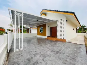 ASRP0504 ให้เช่าบ้านเดี่ยวชั้นเดียว 3 ห้องนอน 2 ห้องน้ำ 1 ห้องรับแขก 1 ห้องครัว   ให้เช่าราคา  14,000 บาทต่อเดือน  ขนาดที่ดิน   57.5    ตรว.   *รับสัตว์เลี้ยง
