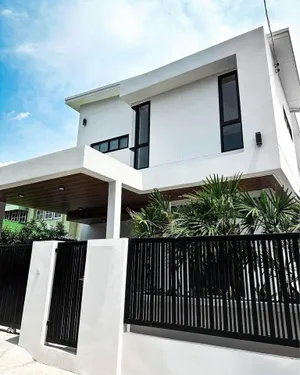 ขายบ้านเดี่ยว2ชั้น ย่านบางนาตราด กม.5 ซอยบางนา-ตราด 39 ศรหิรัญ เนื้อที่ 50 ตารางวา พื้นที่ใช้สอย 250 ตารางเมตร จำนวน 4 ห้องนอน 