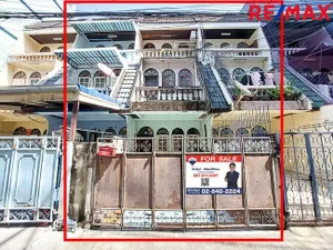 ขายทาวน์เฮาส์ 3 ชั้น ใกล้พาต้าปิ่นเกล้า เข้าซอยเพียง 80 เมตรจากถนนบรมราชชนนี เดินทางสะดวก ห่างสถานีรถไฟฟ้าบางยี่ขัน เพียง 3 นาที