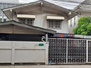 ขายบ้านเดี่ยว 2 ชั้น ลาซาล กำลังรีโนเวทใหม่ (N.1014)