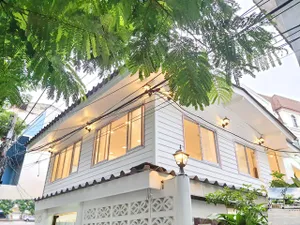 ช่องนนทรี ไม่เคยอยู่ ให้เช่าร้านอาหาร ใหญ่กว้างมาก บ้าน 2 ชั้น 5นอน 3น้ำ 2จอดรถ รีโนเวทแล้ว 50ตรว. 215ตรม. BTS เซนต์หลุยส์