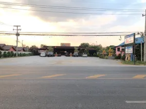 ขายที่ดินพร้อมสิ่งปลูกสร้าง  บนเนื้อที่ 2-1-0 ไร่ ติดถนน 3022 ต. บ้านหมอ อ. บ้านหมอ จ. สระบุรี