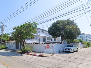 ให้เช่า บ้านเดี่ยว 2ชั้น(รีโนเวทเสร็จพ.ค.67) 73 ตร.ว. หลังมุม 5นาทีถึงมอเตอร์เวย์และทางด่วน ซ.พระรามเก้า 43 3 ห้องนอน 3 ห้องน้ำ ไม่มีค่าส่วนกลาง เลี้ยงสัตว์ได้ 