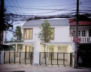 ลดราคาขาย ทาวน์เฮาส์ 2ชั้น หลังม.เชียงใหม่           
