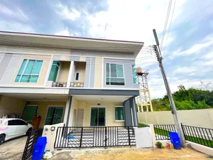 CSP100796 ทาวน์เฮ้าส์สองชั้น 3 ห้องนอน   2 ห้องน้ำ   1 ห้องครัว พื้นที่  41 ตรว.  พื้นที่ใช้สอย 160 ตรม. ขายราคา  2.19ล้านบาท !!!!   ฟรีโอน