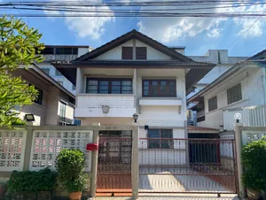บ้านเดี่ยว ซอยร่มเกล้า 22 ถนนร่มเกล้า เข้าซอยเพียง 300 เมตร พร้อมอยู่อาศัย