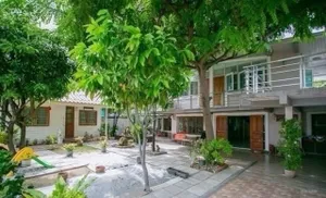 ให้เช่าบ้านเดี่ยว 2 ชั้น เนื้อที่ 160 ตร.วา ซอยลาดพร้าว 48 ใกล้ BTS สถานีภาวนา มีสวนสนามหญ้า เหมาะพักอาศัยหรือทำสำนักงาน จอดรถได้ 7 คัน