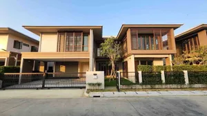 ขายหรือเช่าบ้านเดี่ยว 2 ชั้น บุราสิริ กรุงเทพกรีฑา 77.5 ตร.ว. เฟอร์นิเจอร์ครบพร้อมอยู่ ใกล้โรงเรียนนานาชาติ เขตบางกะปิ กรุงเทพฯ (เจ้าของขายเอง)