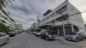 ขายด่วน อาคารพาณิชย์(บางใหญ่ซิตี้ ซอย 10) ห้องริม ทำเลดีมาก พร้อมอยู่อาศัย ใกล้เซ็นทรัลเวสเกต  22 ตร.วา (3 ชั้น มีดาดฟ้า) 4.95 ล้าน (เจ้าของขายเอง)