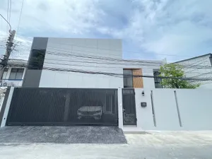 ขายบ้านเดี่ยว โมเดิร์น 3 ชั้น 5 ห้องนอน 5 ห้องน้ำ โชคชัย4 ติดถนนใหญ่ ใกล้ BTS โชคชัย 4