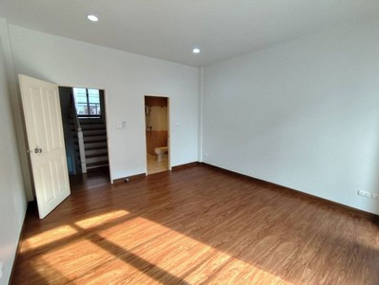 RT886 ให้เช่าทาวน์โฮม 3 ชั้น 3 ห้องนอน, 3 ห้องน้ำ, หมู่บ้าน เดอะ ปารีส, ภาพที่ 4