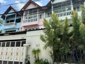 Town Home For Rent 25 sqw 3 floors 4 rooms 3 bath on Udomsuk BTS 0851357919