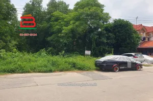 ที่ดินเปล่า หมู่บ้าน ฟีนิกซ์ ปาร์ค ซอยไอยรา 28 เนื้อที่ 284 ตรว. ถนนไอยรา ตำบลคลองสอง อำเภอคลองหลวง จังหวัดปทุมธานี