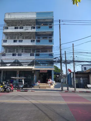 ขายที่ดินพร้อมตึกติดถนนลาดพร้าววังหินทำเลทอง 225 ตารางวา