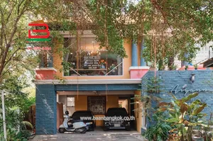 ที่ดินพร้อมบ้าน สตรีวิทยา 2 ซอย 11 เนื้อที่ 33 ตรว. ใกล้ร.ร สตรีวิทยา 2 ถนนโชคชัย 4 แขวงลาดพร้าว เขตลาดพร้าว กรุงเทพมหานคร