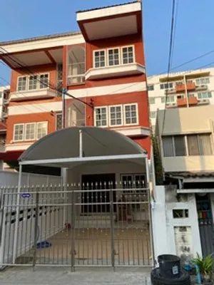 RT881ให้เช่า ทาวน์เฮาส์ 3 ชั้น4 ห้องนอน 5 ห้องน้ำ แอร์ 5 จอดรถในร่มได้ 1 คัน ใกล้สถานีรถไฟฟ้าMRTสถานีลาดพร้าว