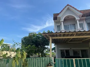 บ้านทาวน์เฮ้าส์   ร่มเกล้า ซอย  6 เนื้อที่ 34 วา  บ้านสองชั้น เนื้อที่ 17.4 วา สวน16.6  วา
