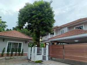 Call : 092-251-3911 ขายด่วน บ้านใหญ่ แถมบ้านหลังเล็ก ใจกลางลาดพร้าว 64 บรรยากาศเหมือนรีสอร์ท ทำเลทอง พร้อมรถไฟฟ้าสีเหลือง หน้าปากซอย