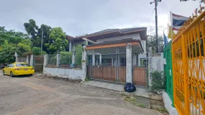 ขายถูก บ้านหลังใหญ่ 65 ตร.วา หลังมุม หมู่บ้านสินทวีสวนธน 2 ประชาอุทิศ 76