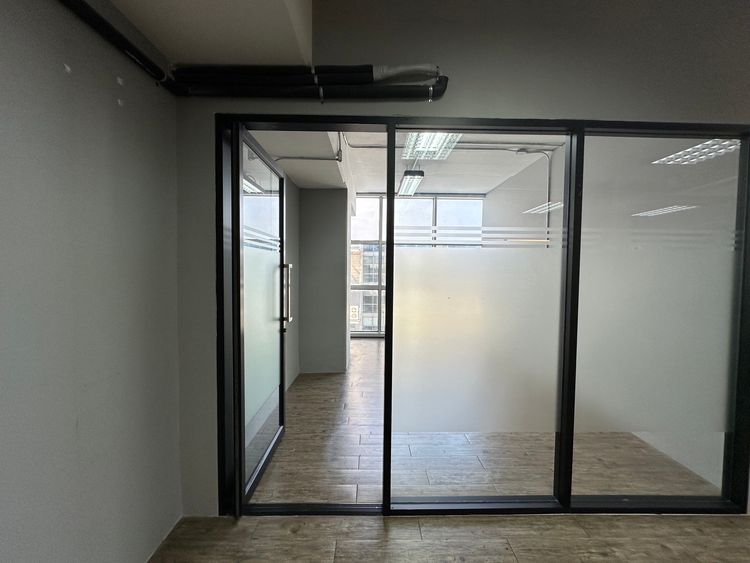 Ready To Move!! ออฟฟิศให้เช่าขนาด 90 ตร.ม. ห้องสวย ติดกระจก, ภาพที่ 4