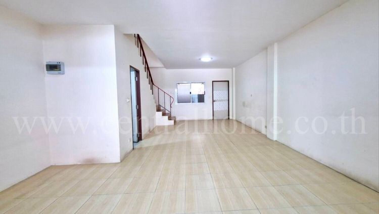 ทาวน์โฮม 3 ชั้น เชิงพาณิชย์ หมู่บ้าน ฉัตรหลวง 13 ใกล้ แยกสันติสุข , ภาพที่ 4