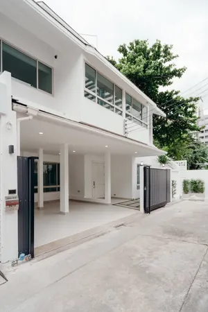 🔥 ขายด่วน! Townhome 3 ชั้น ใจกลางสุขุมวิท 15 🔥  📍 ทำเลทอง ใกล้ BTS อโศก & MRT เพชรบุรี 🚶‍♂ เพียง 1 นาที ถึงโรงเรียนนานาชาติ NIST 🚆 5 นาที ถึง BTS อโศก
