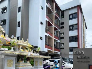 Nicha Residence มีพื้นที่จอดรถเยอะ