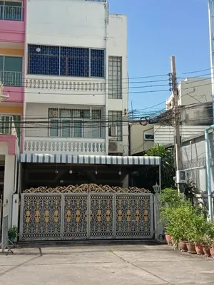 ให้เช่าทาวน์โฮม 3 ชั้นครึ่ง หมู่บ้านเจริญกรุงวิลล่า ห่างจากถนนเจริญกรุงเพียง 60 เมตร ตรงข้ามเอเชียทีค 