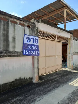 ขายบ้านพร้อมที่ดิน จรัญฯ63 ใกล้ MRT สถานีสิรินธร มีบ้านหลัก 1 หลัง และเรือนเล็ก 1 หลัง