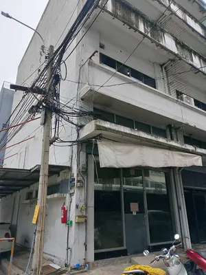 ให้เช่าอาคารพาณิชย์5ชั้น จันทน์32 มีห้องน้ำและห้องนอนทุกชั้น ใกล้สถานีรถไฟฟ้าสุรศักดิ์ มีที่จอดรถ เหมาะสำหรับทำธุรกิจหรืออยู่อาศัย