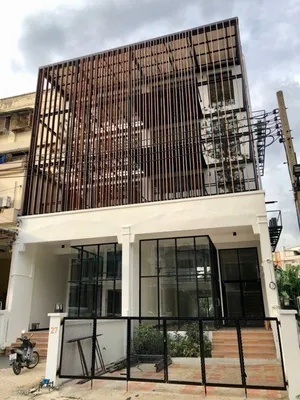 ให้เช่าทาวน์โฮม4.5 ชั้น รีโนเวทใหม่ เนื้อที่ 38 ตร.วา สไตล์โ Loft ซอยสุขุมวิท 62 ใกล้ BTS บางจาก ใกล้ทางด่วน สุขุมวิท 62 เหมาะทำออฟฟิศสำนักงาน  