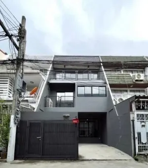 ขายทาวน์โฮม 3 ชั้น ตกแต่งครบ style MODERN LOFT เนื้อที่ 23ตร.ว. ซอยเอกมัย22 ถนนสุขุมวิท 69 ซอยในหมู่บ้าน เงียบสงบ เหมาะกับอยู่อาศัย ใกล้ BTSเอกมัย
