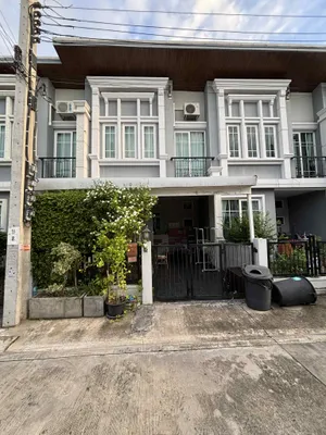 ขาย/เช่าทาวน์โฮม 2 ชั้น สไตล์อังกฤษ(เซนต์พอล) โครงการ : โกลเด้นทาวน์ สุขุมวิท-สถานีรถไฟฟ้าแบริ่ง  ที่ตั้ง : ต.สำโรง อ.พระประแดง จ.สมุทรปราการ