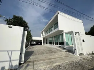 ให้เช่าบ้านเดี่ยว 2 ชั้น Locationลาดกระบัง บ้านสไตล์ Modern พร้อมเฟอร์นิเจอร์อุปกรณ์เครื่องใช้ไฟฟ้า เหมาะสำหรับพักอาศัย ทำAirbnb ใกล้สุวรรณภูมิเพียง 15 นาที