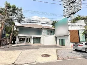 ให้เช่าบ้านเดี่ยว 2 ชั้น 120 ตร.วา ติดถนนเลียบด่วนรามอินทรา ใกล้ central eastville ทำเลดี มีที่จอดรถด้านหน้า เหมาะเปิดคลีความงาม ธุรกิจมีหน้าร้านออฟฟิสสำนักงาน