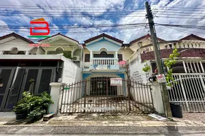 ทาวน์เฮาส์ หมู่บ้าน วังวราเวศน์ 3 เนื้อที่ 24.9 ตรว. ซอยรามอินทรา 14 แยก 5 ถนนรามอินทรา แขวงจรเขบัว เขตบางกะปิ กรุงเทพมหานคร