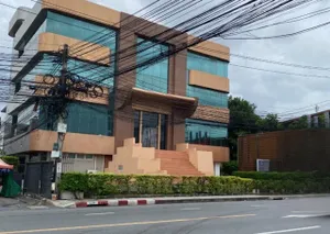 ให้เช่าอาคาร 5 ชั้น เนื้อที่ 1 ไร่ พื้นที่ใช้สอยประมาณ 1500 ตร.ม. Location ทาวน์อินทาวน์ ลาดพร้าว เลียบด่วนตกแต่งใหม่ พร้อมใช้งาน ลิฟต์โดยสารทุกชั้น  