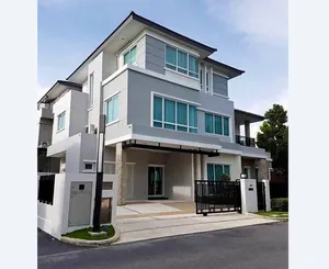 Call : 061-546-3294 (ขายพร้อมผู้เช่า) โครงการ แกรนด์ บางกอก บูเลอวาร์ด พระราม 9-ศรีนครินทร์ บ้านเดี่ยวสุดหรู 3 ชั้น 105 ตารางวา 5 ห้องนอน 7 ห้องน้ำ ตกแต่งครบ