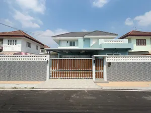 ขายบ้านเดี่ยว 60วา หมู่บ้านบัวทอง2 ใกล้เซ็นทรัลเวสเกต 5นอน 4น้ำ รีโนเวทใหม่ จอดรถ2คัน+ MRTคลองบางไผ่ มีห้องนอนผู้สูงอายุ ห้องทำงาน บางรักพัฒนา บางบัวทอง นนทบุรี