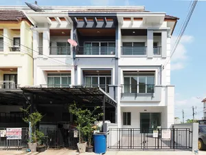 ขายราคาพิเศษ ทาวน์โฮม 3 ชั้น ม.บ้านกลางเมือง ขนาด 21.1 ตร.ว. 3นอน 3น้ำ บ้านสวยแปลงมุม ทำเลดีมาก ฟังชั่นดีเยี่ยม เฟอร์ครบ พื้นที่กว้าง [พระราม 9 - รามคำแหง]