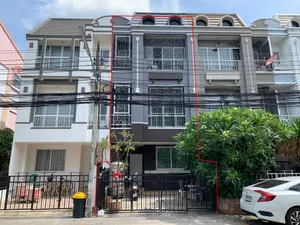ขาย ทาวน์โฮม 3 ชั้น(ตามสภาพ) หมู่บ้านทรัพย์หมื่นแสน นวลจันทร์36 เนื้อที่ 20 ตร.ว. พื้นที่ใช้สอย 240 ตร.ม.