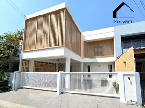 ขายทาวน์เฮ้าส์2ชั้น รีโนเวทใหม่ทั้งหลัง ใกล้ถนนพัฒนาการ800เมตร