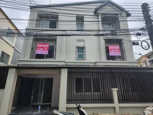 ขาย/เช่าทาวเฮาล์ 3 ชั้น 4 ห้องนอน 3 ห้องน้ำ พื้นที่กว้างขวางในซอยอ่อนนุช 46 
