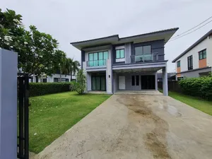 ให้เช่าบ้านเดี่ยว   ด้านหน้าโครงการ พื้นที่ใช้สอย 230 ตรม พร้อมเฟอร์นิเจอร์  ถนนหน้าบ้านกว้าง 16 เมตร