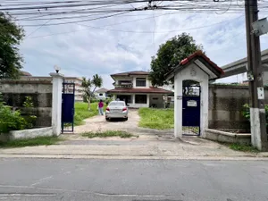ทำเลทอง! ที่ดินแถมบ้านเดี่ยว 325.9 ตร.วา ย่านบางซ่อน ใกล้รถไฟฟ้า ร่มรื่น มีความเป็นส่วนตัว เหมาะสำหรับครอบครัวใหญ่