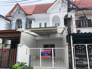 ทาวน์เฮ้าส์ 2 ชั้น รีโนเวทใหม่ พร้อมเข้าอยู่ คู้บอน27 แยก42  ใกล้รถไฟฟ้าสายสีชมพู ทางด่วนจตุโชติ